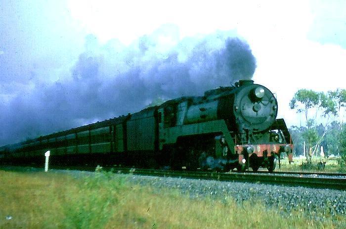 3813 with the Sydney bound
Southern Highlands Express